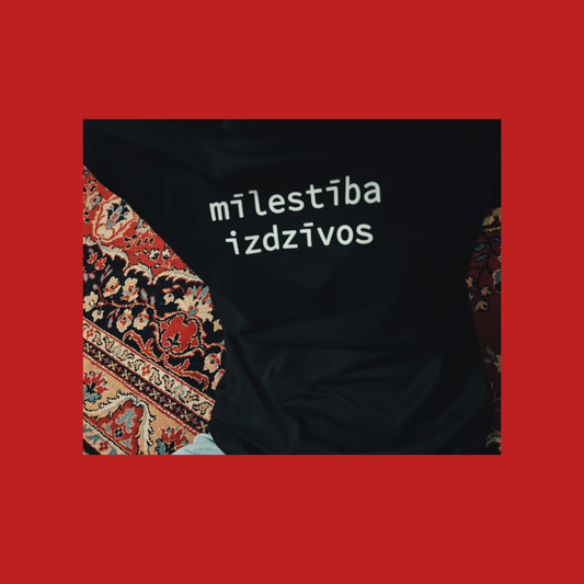 Long sleeve T-Shirt: Mīlestība izdzīvos